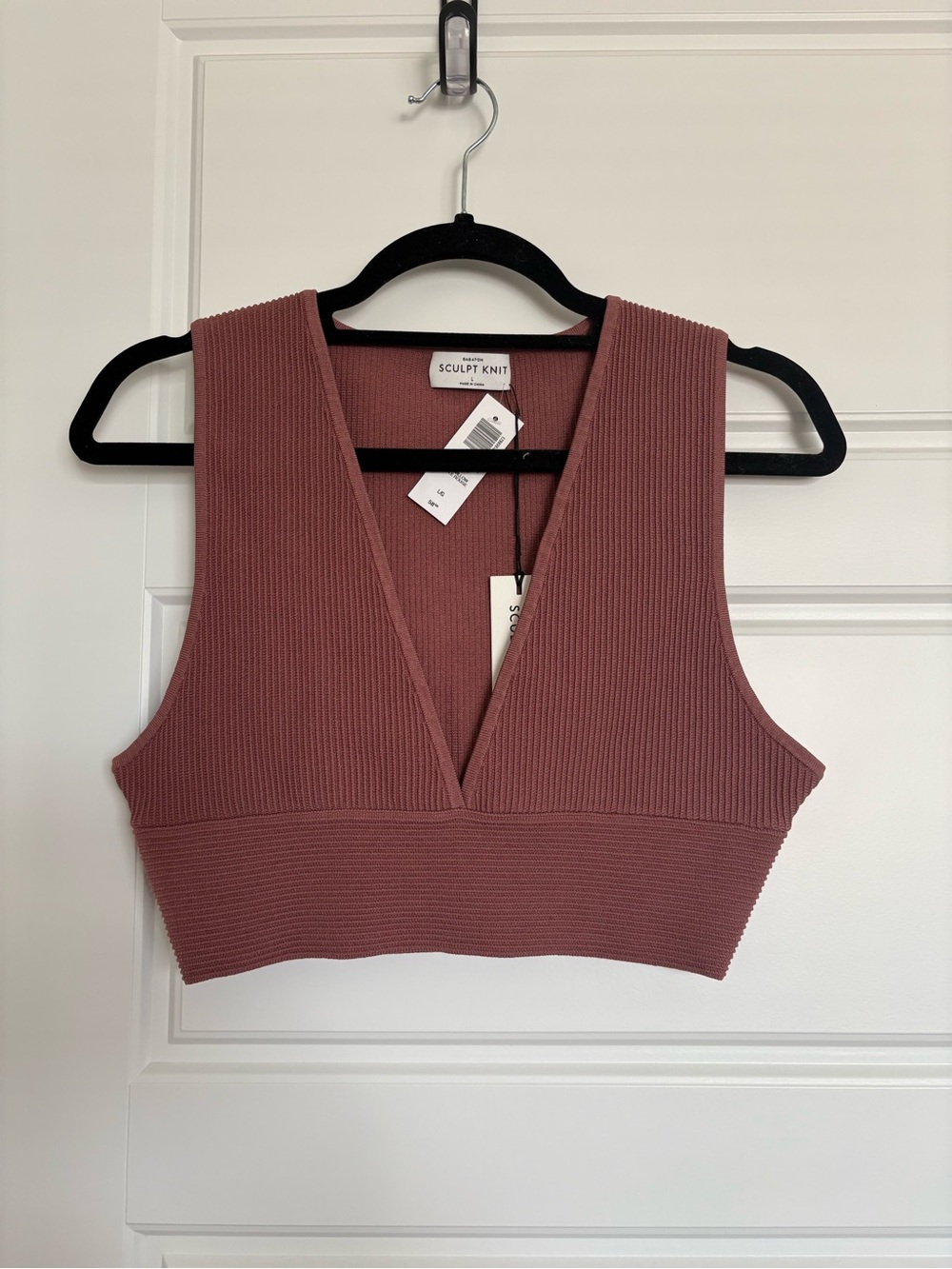 Babaton Sculpt Knit Deep V-Neck Crop Top (L)